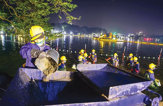 Xuyên đêm cùng đoàn nạo vét hồ Gươm ảnh 4