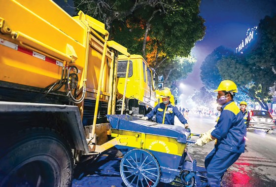 Xuyên đêm cùng đoàn nạo vét hồ Gươm ảnh 3