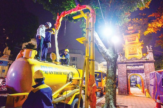 Xuyên đêm cùng đoàn nạo vét hồ Gươm ảnh 1