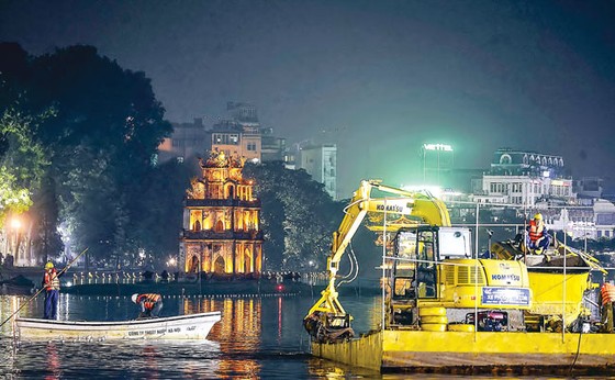 Xuyên đêm cùng đoàn nạo vét hồ Gươm ảnh 5