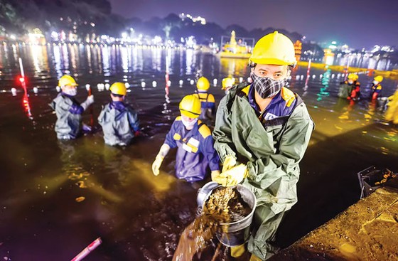Xuyên đêm cùng đoàn nạo vét hồ Gươm ảnh 7