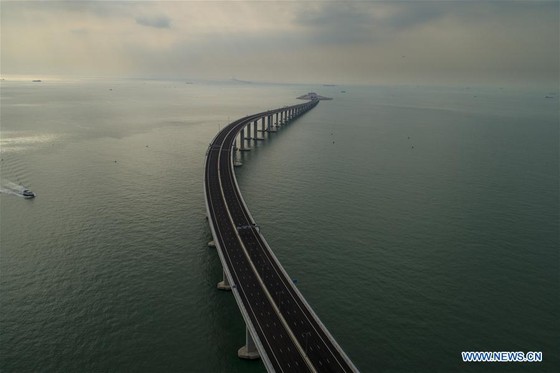 Trung Quốc khánh thành cây cầu vượt biển dài nhất thế giới nối Hong Kong với đại lục ảnh 7