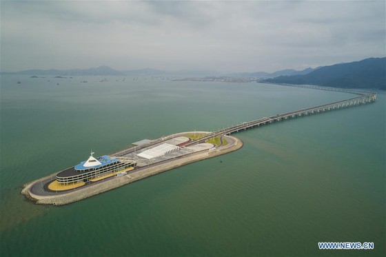 Trung Quốc khánh thành cây cầu vượt biển dài nhất thế giới nối Hong Kong với đại lục ảnh 10