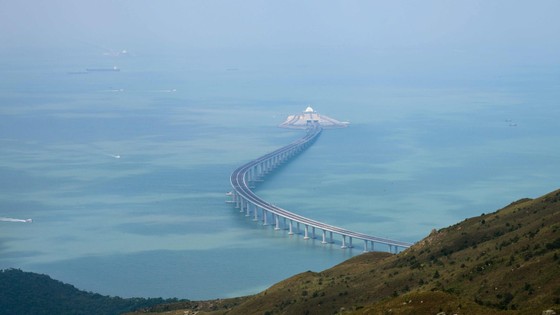 Trung Quốc khánh thành cây cầu vượt biển dài nhất thế giới nối Hong Kong với đại lục ảnh 12