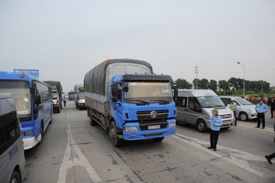 Quốc lộ 5 tiếp tục ùn tắc do tiền lẻ ảnh 1