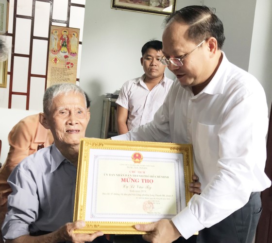 Phó Bí thư Thường trực Thành ủy TPHCM Tất Thành Cang thăm, chúc thọ người cao tuổi ảnh 2