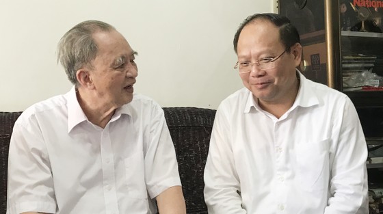 Phó Bí thư Thường trực Thành ủy TPHCM Tất Thành Cang thăm, chúc thọ người cao tuổi ảnh 1