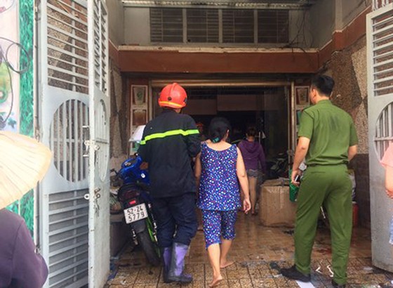 Cháy tiệm tân trang xe máy ở Gò Vấp, nhiều người hoảng hốt cầu cứu ảnh 1