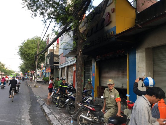 Giải cứu 3 người mắc kẹt trong tiệm bán túi xách ở TPHCM ảnh 2
