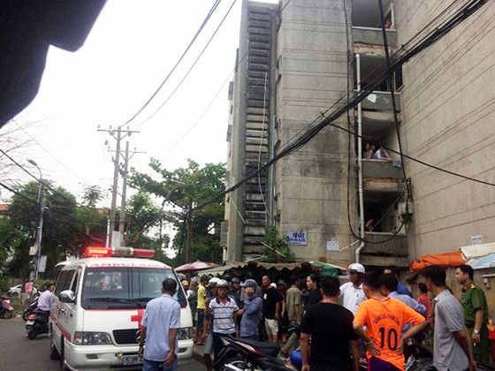 Người đàn ông gieo mình từ tầng 4 chung cư tử vong tại chỗ ảnh 1