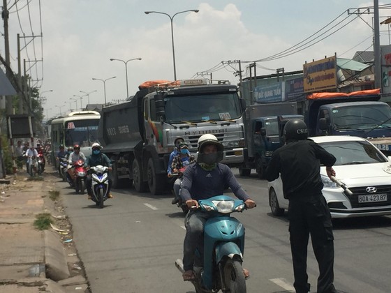 Nữ sinh tử vong dưới bánh xe tải, Quốc lộ 1K ùn ứ kéo dài ảnh 2