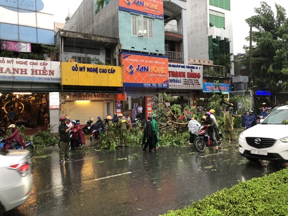 Cửa ngõ sân bay Tân Sơn Nhất rối loạn do ngập nước kết hợp với kẹt xe ảnh 19
