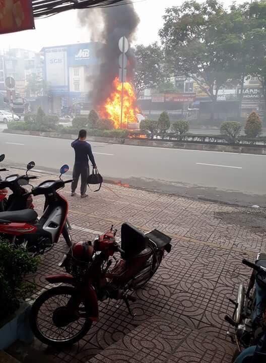 Xe ô tô bốc cháy dữ dội trên đường phố TPHCM ảnh 1