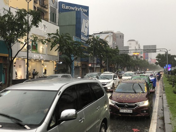 Cửa ngõ sân bay Tân Sơn Nhất rối loạn do ngập nước kết hợp với kẹt xe ảnh 9