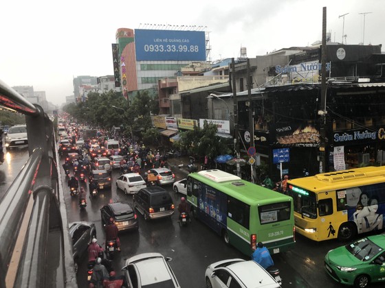 Cửa ngõ sân bay Tân Sơn Nhất rối loạn do ngập nước kết hợp với kẹt xe ảnh 15