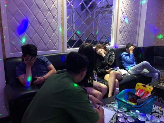 Kiểm tra quán karaoke ở quận 5, phát hiện 16 người nghi sử dụng ma tuý ảnh 10