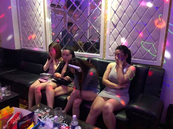 Kiểm tra quán karaoke ở quận 5, phát hiện 16 người nghi sử dụng ma tuý ảnh 3