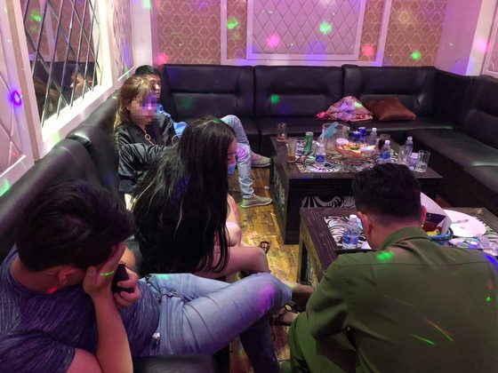 Kiểm tra quán karaoke ở quận 5, phát hiện 16 người nghi sử dụng ma tuý ảnh 4
