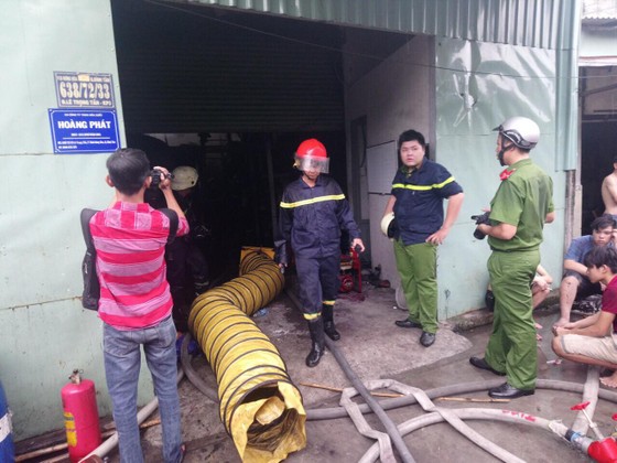 Cháy công ty hóa chất, hơn 100 chiến sĩ tích cực chữa cháy trong gần 1 giờ ảnh 1