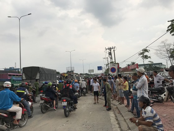 Xe tải tông 3 xe máy, 2 người chết, 2 người bị thương trên quốc lộ 1A ảnh 4