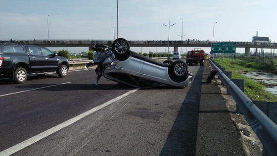 Tai nạn giữa xe ô tô và xe khách trên cao tốc, nhiều người thoát chết ảnh 4