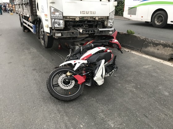 Xe tải tông 3 xe máy, 2 người chết, 2 người bị thương trên quốc lộ 1A ảnh 1