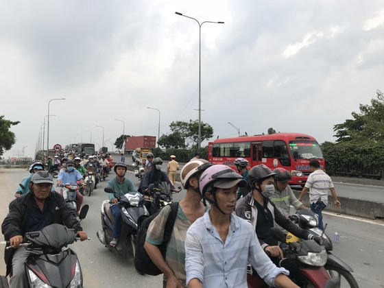 Xe tải tông 3 xe máy, 2 người chết, 2 người bị thương trên quốc lộ 1A ảnh 3