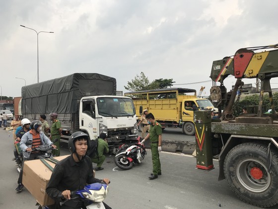 Xe tải tông 3 xe máy, 2 người chết, 2 người bị thương trên quốc lộ 1A ảnh 2