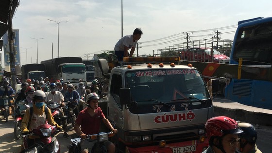 Xe khách tông dải phân cách nhiều người thoát chết, giao thông ùn ứ trên quốc lộ ảnh 4
