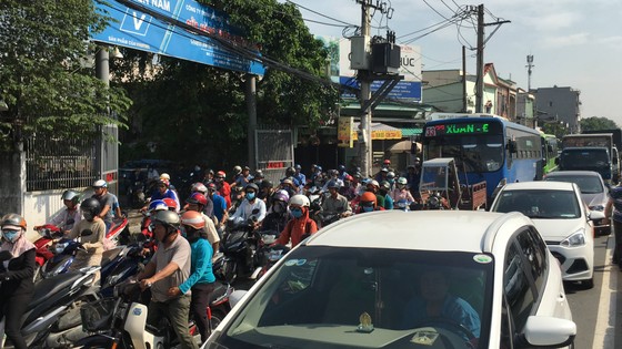Xe khách tông dải phân cách nhiều người thoát chết, giao thông ùn ứ trên quốc lộ ảnh 5