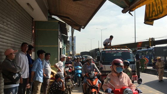 Xe khách tông dải phân cách nhiều người thoát chết, giao thông ùn ứ trên quốc lộ ảnh 6