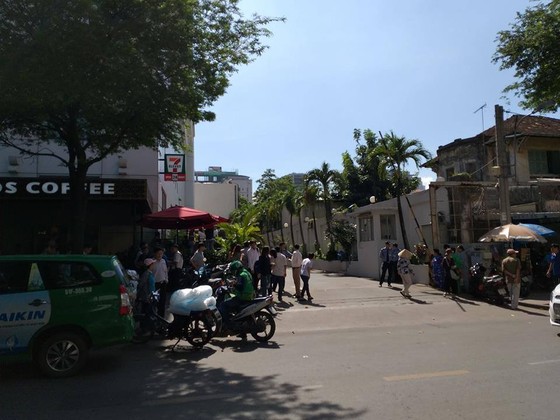 Người đàn ông nghi nhảy lầu tự tử tại toà nhà Saigon Trade Center ảnh 1