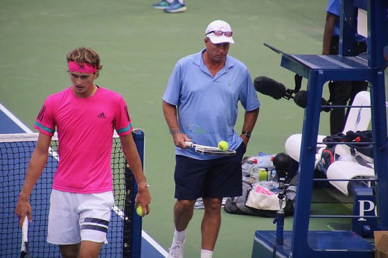 Ivan Lendl và Alexander Zverev trên sân tập