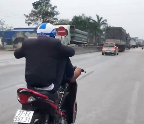 Thanh niên chạy xe máy bằng 2 chân bị phạt hơn 7 triệu đồng ảnh 1