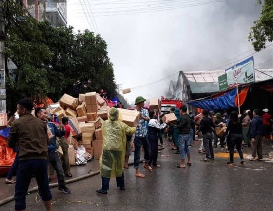 Cháy kho chứa hàng ở chợ lớn nhất Nghệ An ảnh 2