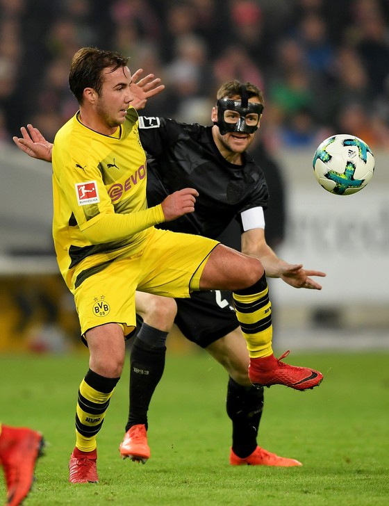 Bundesliga: Treo giò Aubameyang, Dortmund phơi áo ở Stuttgart ảnh 1