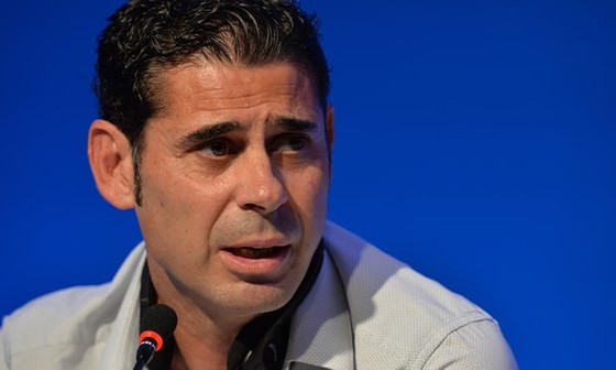 Fernando Hierro ngồi vào ghế nóng.