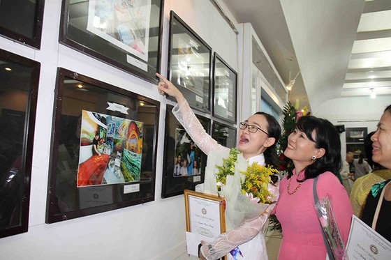 Cuộc thi ảnh nghệ thuật “Phụ nữ ngày nay”: Tác phẩm: “Mẹ hiền các bé” đoạt giải nhất ảnh 1