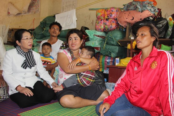Đoàn lãnh đạo cấp cao TPHCM thăm các địa phương của Lào bị ảnh hưởng trong sự cố vỡ đập thủy điện ảnh 2