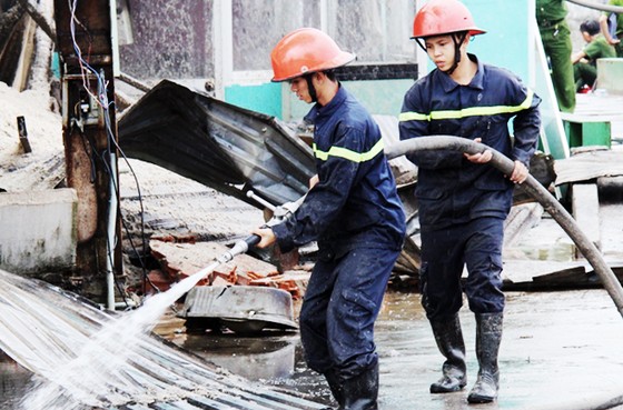 Đám cháy kinh hoàng thiêu rụi kho chứa bột mì ảnh 5