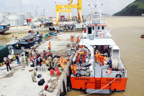 Biển động, thợ lặn vẫn chưa thể lặn tìm người mất tích trên biển ảnh 1