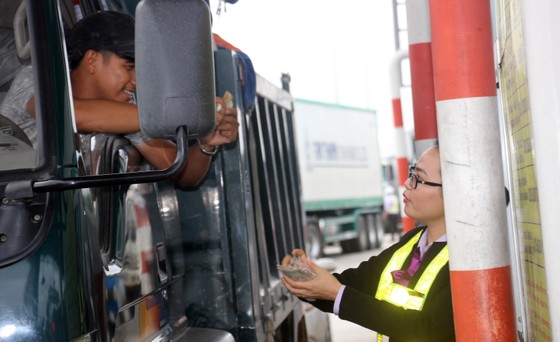 Bình Định: Nhiều tài xế xe dùng tiền lẻ mua vé qua trạm BOT gây ách tắc giao thông ảnh 1
