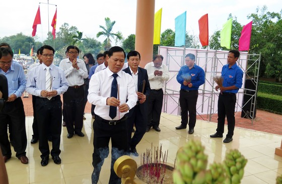 Dâng hương tưởng niệm các nạn nhân vụ thảm sát Bình An ảnh 2