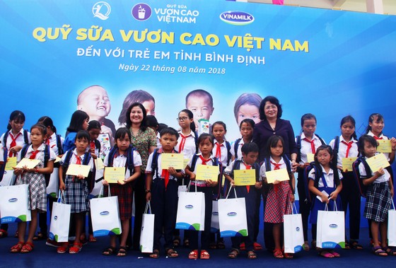 Phó Chủ tịch nước Đặng Thị Ngọc Thịnh trao quà cho 700 học sinh vùng lũ Bình Định ảnh 1