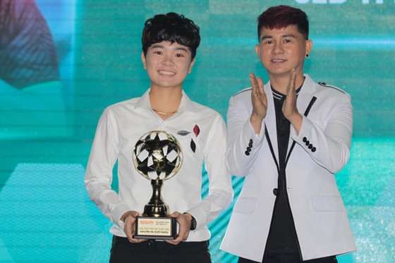 Trực tiếp Gala Trao giải QBV Việt Nam 2018: Tuyết Dung đoạt Quả bóng vàng nữ ảnh 17