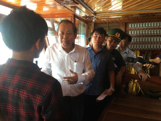 Phó Thủ tướng Trương Hòa Bình thăm hỏi ngư dân Quảng Bình ảnh 2