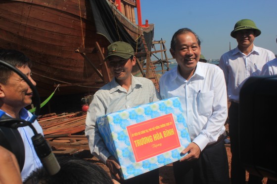 Phó Thủ tướng Trương Hòa Bình thăm hỏi ngư dân Quảng Bình ảnh 1
