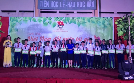 “Hành trình Việt Nam đất nước tôi yêu” mang trung thu đến với trẻ em  Tiền Giang  ảnh 6