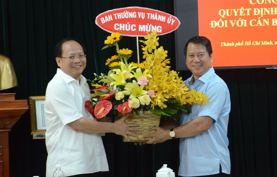Thành ủy TPHCM trao quyết định nghỉ hưu cho đồng chí Nguyễn Hữu Nhân ảnh 3