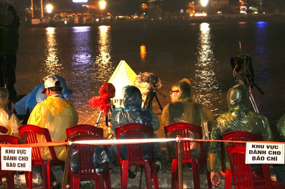 Mưa và khói che mờ cuộc so tài giữa 2 đội Anh và Trung Quốc ảnh 3